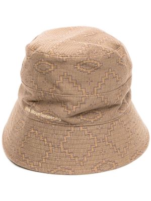 White Mountaineering logo-patch bucket hat - Brown