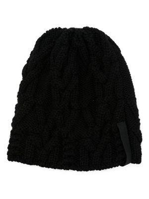 White Mountaineering logo-tag chunky ribbed-knit wool beanie - Black