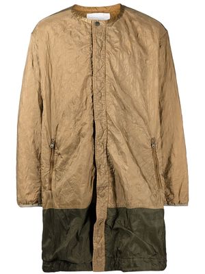 White Mountaineering quilted collarless coat - Brown