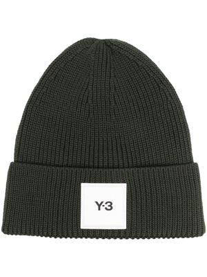 Y-3 logo-patch knitted beanie - Green