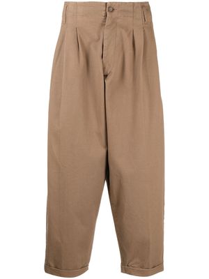 YMC pleat-detail chino trousers - Brown