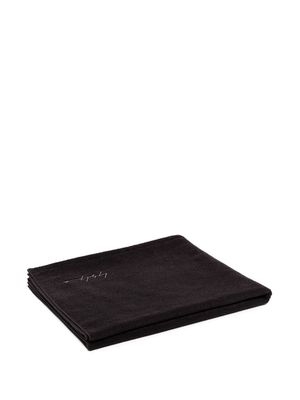 Yohji Yamamoto embroidered-logo bath towel - Black