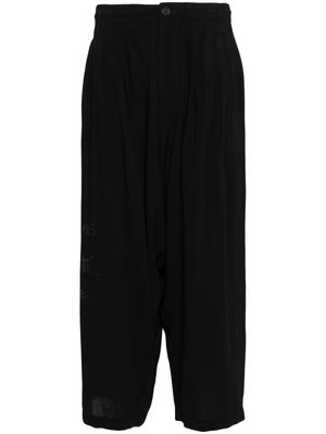 Yohji Yamamoto graphic-print cropped velvet trousers - Black