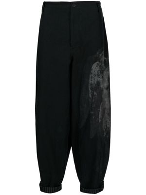 Yohji Yamamoto graphic-print drop-crotch trousers - Black