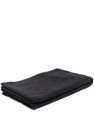 Yohji Yamamoto logo-embroidered bath towel - Black