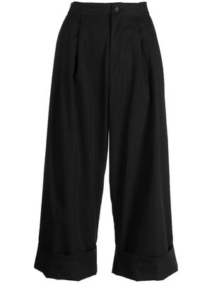 Yohji Yamamoto pleat-detail cropped trousers - Black