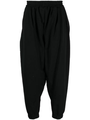 Yoshiokubo elasticated-waist tapered-leg trousers - Black