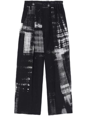 Y's abstract-print cropped-leg trousers - Black