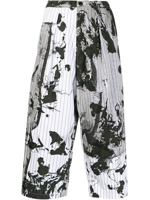Y's paint-splatter cropped trousers - White