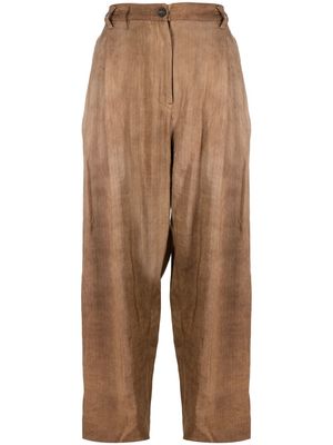 Ziggy Chen grid pleat-detail cropped trousers - Brown